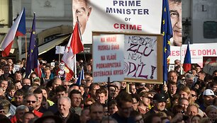 Prahoje tūkstančiai žmonių protestuoja prie&scaron; vyriausybę	