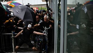 Protestas Honkonge minint perdavimo Kinijai metines