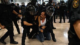 Ispanijos policija susirėmė su separatistų demonstrantais prie Barselonos oro uosto