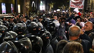 Sakartvelo kra&scaron;tutinių de&scaron;iniųjų grupės protestuoja prie&scaron; filmo apie gėjus premjerą