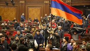 Armėnų protestuotojai, įsiveržę į parlamentą