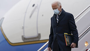 Joe Bidenas prie lėktuvo