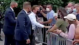 Antausį E.Macronui rėžęs vyras kalėjime praleis keturis mėnesius