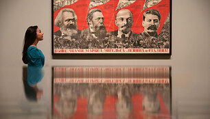 Plakatas, kuriame vaizduojamas Karlas Marksas, Friedrichas Engelsas, Vladimiras Leninas ir Josifas Stalinas. 