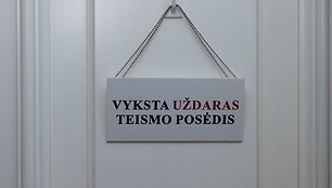 Įtariamas IKEA prekybos centro padegėjas Daniilas Bardadimas atvestas į teismą