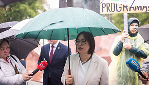 Abiturientų protesto akcija &bdquo;&Scaron;vietimas &ndash; ne eksperimentas&ldquo;