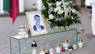 Prie JAV ambasados Vilniuje vyko atminimo renginys, skirtas pagerbti  Charlie Kirk atminimą