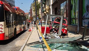 Toyota Prius įvažiavo į stotelę