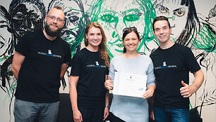 Irina Fedotova su Vilnius Coding School kolegomis