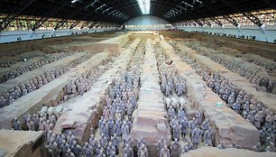 Aplink slaptą pirmojo Kinijos imperatoriaus kapavietę aptikta 20 terakotos karių