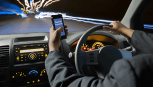 Kodėl vairavimas nepaleidžiant telefono iš rankų tolygus važiavimui užsimerkus?