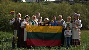 Bernardas Razgus (pirmas i&scaron; kairės) su kitais lietuvių bendrijos nariais. 