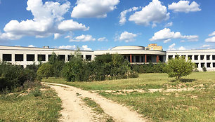 Panevėžio savivaldybei priklausančią nebaigtą statyti Pilėnų mokyklą bus bandoma parduoti 18-tą kartą
