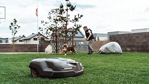 Robotui vejapjovei veją prižiūrėti patikėjęs kaunietis: &bdquo;Tai yra komfortas&ldquo;