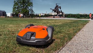 Vie&scaron;ųjų erdvių priežiūra vis dažniau rūpinasi robotai: kodėl?