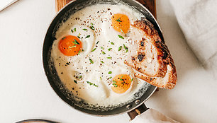 Pusryčių guru Gabrielė siūlo ypatingą ryto derinį: grietinėlėje kepti kiaušiniai