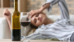 Priklausomybė nuo alkoholio: ar moterys greičiau pripranta ir patiria didesnę jo žalą?