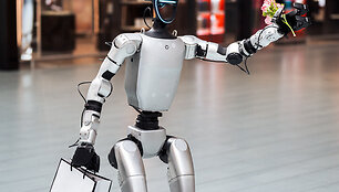 Mamos liko be žado: d.one salone jas pasitiko humanoidas robotas &ndash; reakcijos nustebino net organizatorius