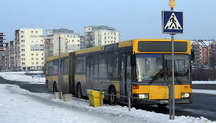 1998-ųjų &bdquo;Mercedes-Benz&ldquo; autobusas Vilniuje žiemą