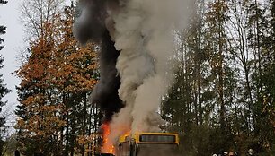 Ugniagesių gelbėtojų pratybos degančiame autobuse
