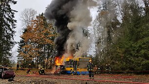 Ugniagesių gelbėtojų pratybos degančiame autobuse