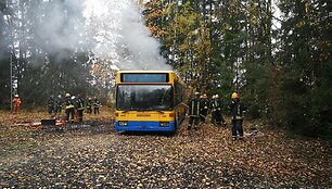 Ugniagesių gelbėtojų pratybos degančiame autobuse