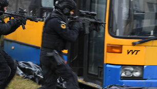 Lietuvos policijos antiteroristinių operacijų rinktinės &bdquo;Aras&ldquo; pratybos su senu autobusu