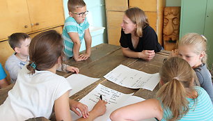 Lina Bartkutė-Friedt diskutuoja su vaikais