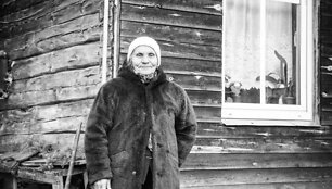 Aldona Ilickienė i&scaron; Mančiagirės kaimo pina &scaron;iaudinius sodus 