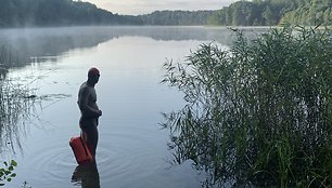 Nikolajus Anikejevas perplaukė ilgiausią Lietuvoje Asvejos ežerą