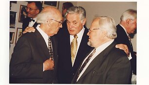 Bronius Va&scaron;kelis, Valdas Adamkus, Algirdas Avižienis