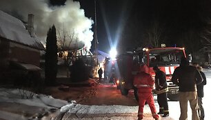 Gaisras Jonavoje: sodų bendrijoje užsidegė namas 