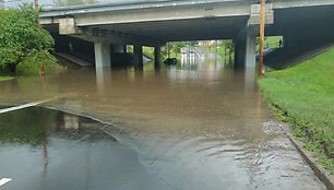 Stipri liūtis sutrikdė eismą Karoliniškėse, nuskendo automobiliai