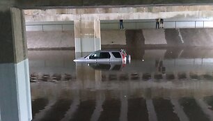 Stipri liūtis sutrikdė eismą Karolini&scaron;kėse, nuskendo automobiliai
