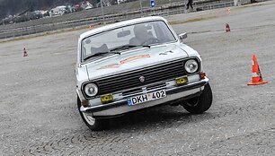 Automobilių sporto veteranai kviečia pasivaržyti velykiniame slalome