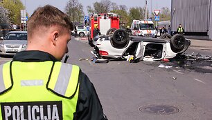 Sostinės centre i&scaron; stovėjimo aik&scaron;telės i&scaron;krito BMW