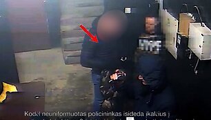 Reido metu nustebino &bdquo;slaptojo pareigūno&ldquo; veiksmai