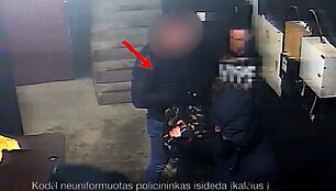 Reido metu nustebino &bdquo;slaptojo pareigūno&ldquo; veiksmai