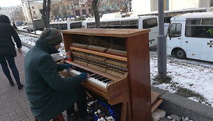 violetai-net-spaudziant-saltukui-kijevo-gatvese-nenutyla-pianino-garsai