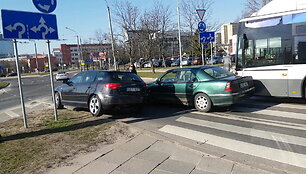 autobuso-ir-mercedes-avarija-sostineje-sukele-kamscius-prie-edukologijos-ziedo