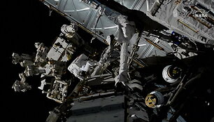 i-kosmosa-daugiau-nei-6-val-isejo-astronautai-atliko-akumuliatoriu-keitimo-ir-laidu-tiesimo-darbus