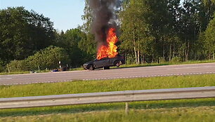 autostradoje-vilnius-kaunas-liepsnojo-audi-a3-automobilis