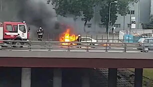 judrioje-sostines-gatveje-dege-automobilis-vairuotojui-prireike-mediku-susidare-spustys