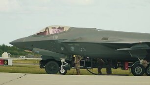 lietuvoje-pirma-karta-leidosi-penktos-kartos-naikintuvai-f-35a