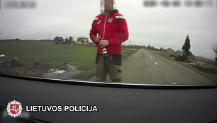 pareigunams-ikliuvo-neblaivus-ir-beteisis-vairuotojas