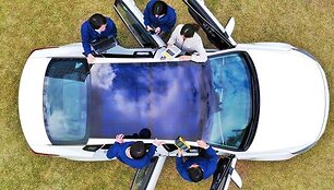 Saulės baterijos ant automobilio stogo