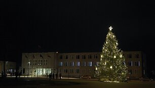 Pakruojyje įžiebta Kalėdų eglė