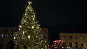 Pakruojyje įžiebta Kalėdų eglė