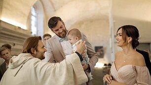 Tatjanos ir K&scaron;i&scaron;tofo Lavrinovičių sūnaus Kristiano krik&scaron;tynų akimirka