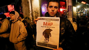 Žmonės su plakatais prieš reperio Oxxxymiron koncertą „Rusai prieš karą“ Stambule